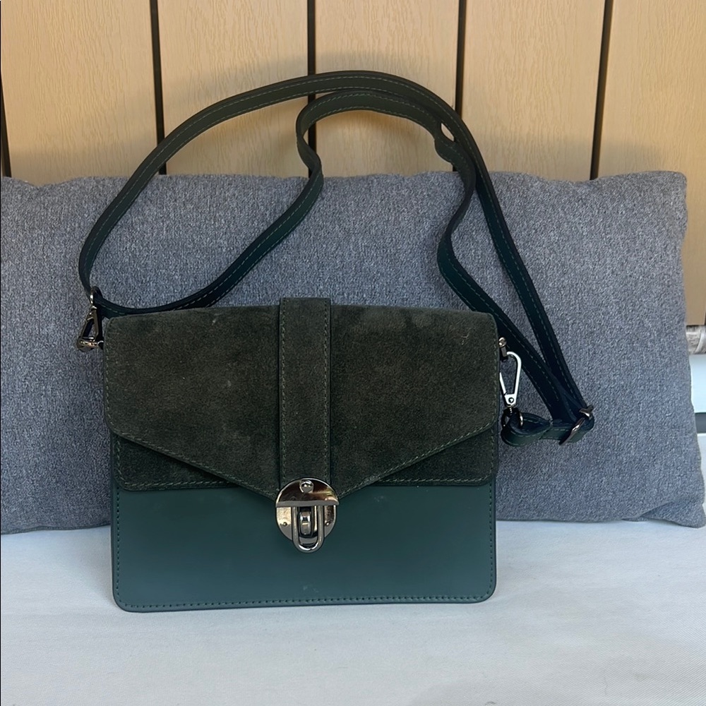 Elegant Green Suede and Leather Shoulder Bag